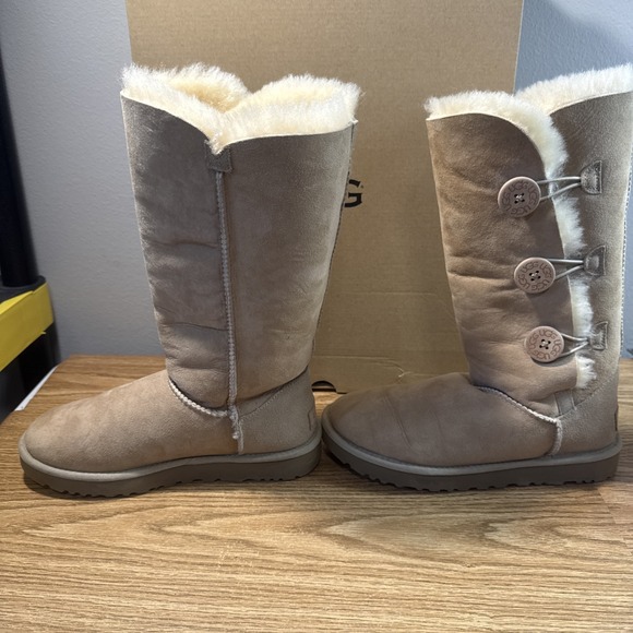 UGG W Bailey Button Triplet II Women's Boot, Size 8 Sand - Picture 4 of 13